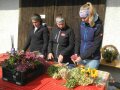 Drei Frauen stehen im Freien an einem Tisch