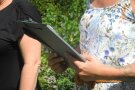Eine Frau hält eine Klemmbrett in der Hand