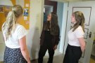 Drei junge Frauen schauen ein Zimmer an