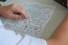 Schüler hat einen Zettel vor sich liegen