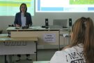 Personen sitzen in einem Klassenzimmer