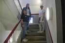 Drei junge Frauen stehen auf einer Treppe