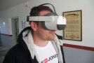 Eine junger Mann trägt eine VR-Brille