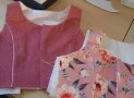 Kinderdirndl liegen auf einem Tisch