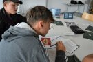 Im Klassenzimmer spielen Schüler ein Spiel