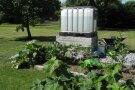 Container zur Bewässerung steht in einem Garten