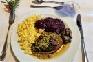 Hirschbraten mit Spätzle auf einem Teller