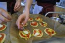 Minipizzen liegen auf einem Backblech