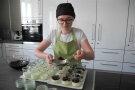 Frauen stehen in der Küche und befüllt kleine Dessertgläser