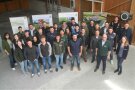 Personen stehen in einer Halle für ein Gruppenfoto