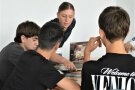 Schüler spielen ein Spiel am Tisch