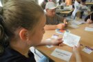 Kinder spielen ein Spiel an einem Tisch