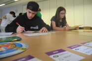 Zwei Schüler sitzen an einem Tisch