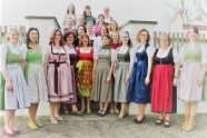 Frauen im Dirndl stehen auf einer Treppe