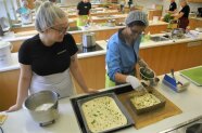 Zwei junge Frauen stehen in einer Schulküche
