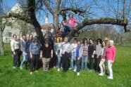 Frauen stehen vor einem großen Baum