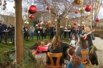 Leute im Garten musizieren und singen