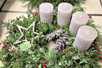 Adventskranz mit hellgrauen Kerzen