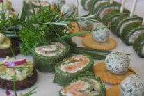Verschiedene Fingerfood-Varianten liegen auf einer Platte