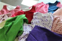 Kinderdirndl liegen auf einem Tisch