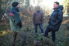 Drei Männer unterhalten sich im Wald