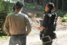 Zwei Männer begutachten Wald