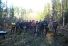 Gruppenbild von vielen Personen im Wald