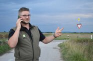 Ein Mann telefoniert im Freien mit dem Handy 