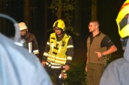 Personen stehen im Kreis und unterhalten sich