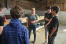 Frau erklärt Kindern etwas