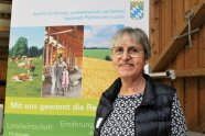 Eine Frau steht vor einem Plakat