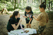 Eine Försterin spielt mit Kinder Waldmemory